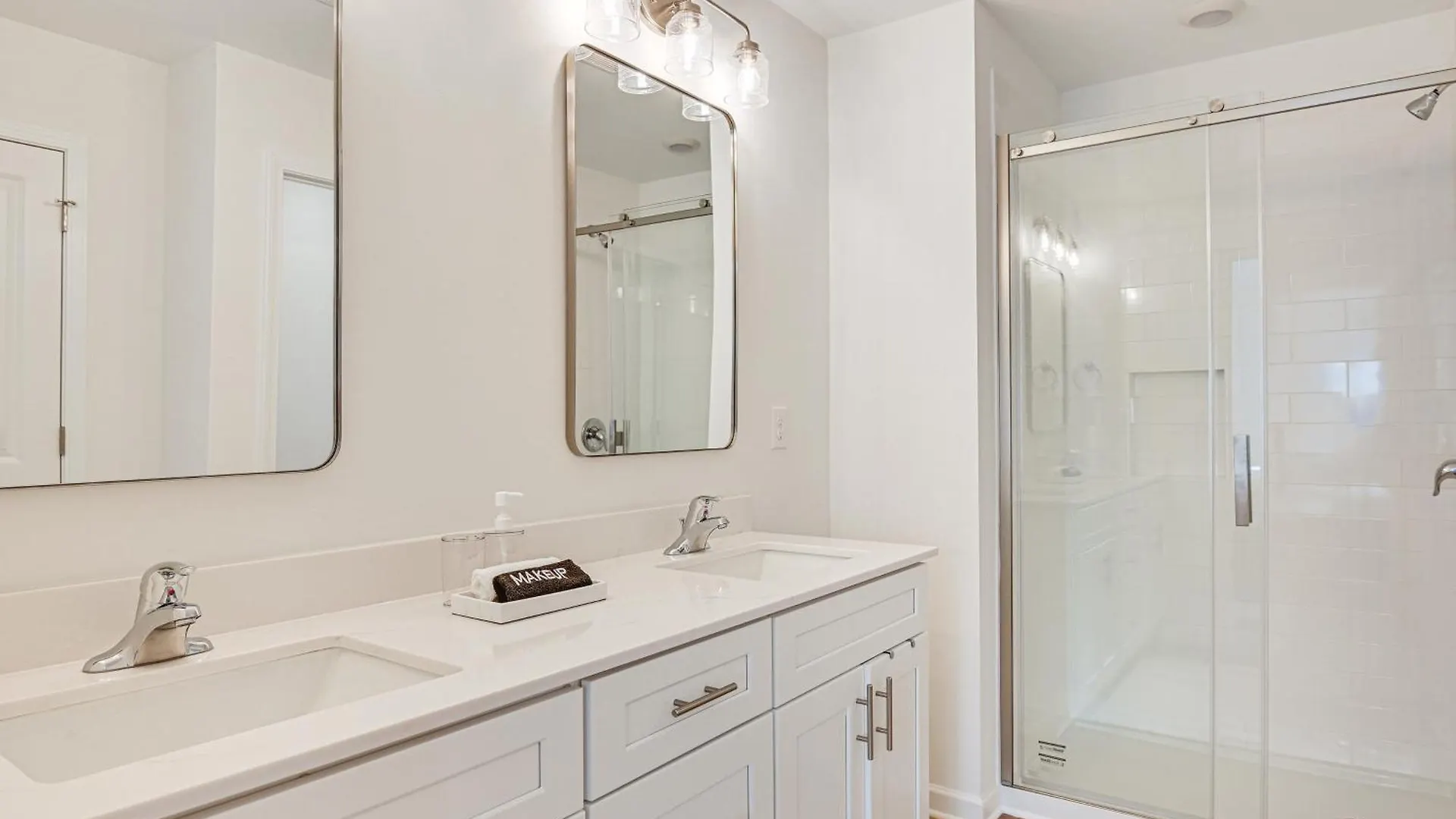 Charming Charlotte Townhome 6 Mi To Downtown! 0*,