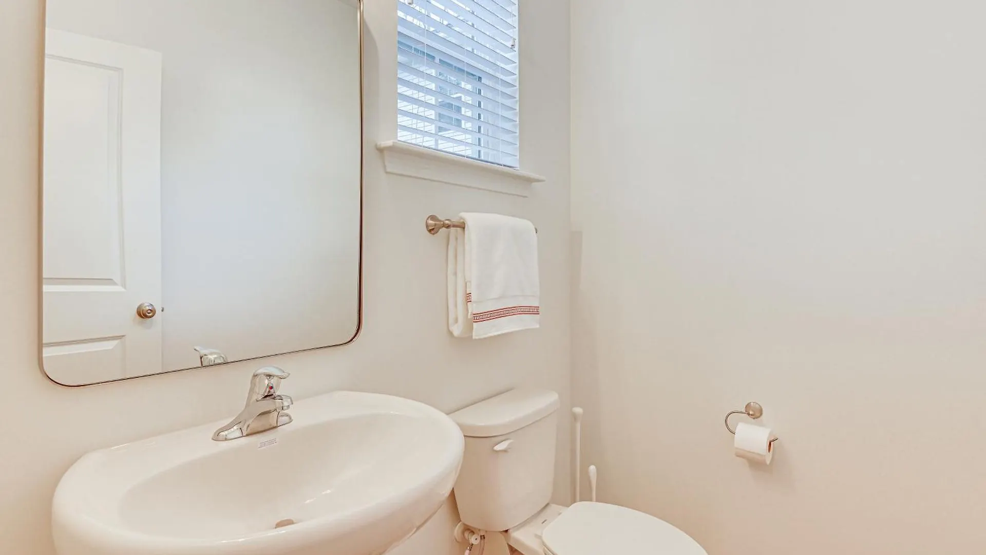 Charming Charlotte Townhome 6 Mi To Downtown!